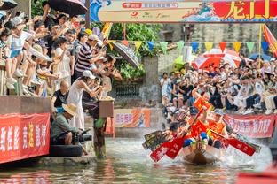 罗贝托32岁生日，莱万晒巴萨合照送祝福